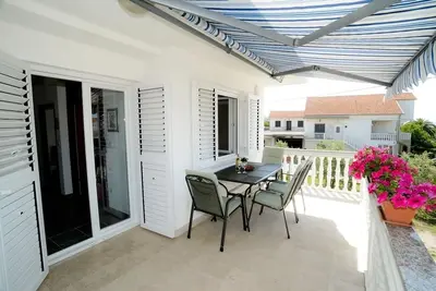 Image de Appartement de deux chambres avec la terrasse et la vue sur le mer Sukosan, Zadar (A-6131-b)