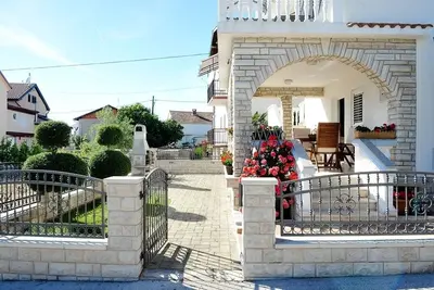 Garçonnière avec le balcon et la vue sur le mer Sukosan, Zadar (As-6131-c)
