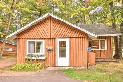 Image de Cottage 10 - Hiller's Pine Haven - Hot Tub surplombant le lac! - Wifi gratuit