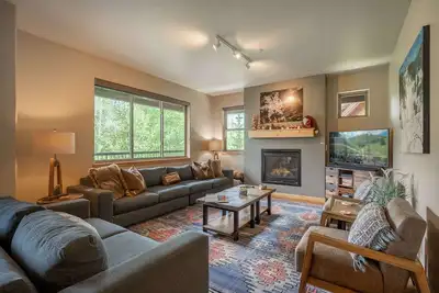 Image de Magnifique condo | Vues privées depuis le balcon | Piscine + bain à remous + Clubhouse!