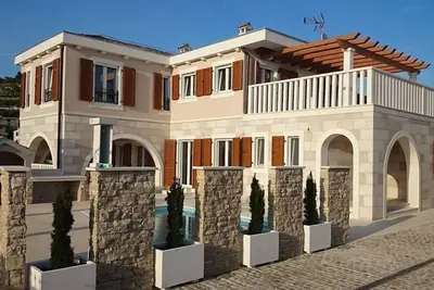 Image de Villa de luxe à la mer, piscine privée, aéroport à 30 min. 12 personnes Vue sur la mer, jardin
