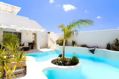 Image de Villa près de la plage avec piscine privée et Jacuzzi extérieur