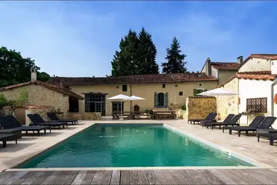 Image de Anc. ferme rénovée, 3 hectares, piscine privée. sécurisée + tennis+climatisation