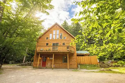Image de Ski \/ Lake Chalet Ă quelques minutes de SunRvr & N. Pond, 2 cuisines, HotTub, GameRm, WiFi, Kayaks