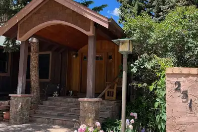 Image de Historic Riverside Cottage ~ Un chalet magnifiquement restauré datant de 1908!