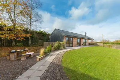 Image de Chalet contemporain avec des vues magnifiques, bain à remous privé et jardins.