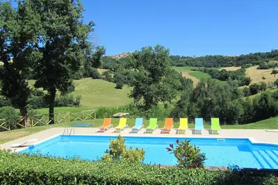 Image de Villa rurale avec vue sur Gualdo et les montagnes, piscine privée, terrasse sur le toit