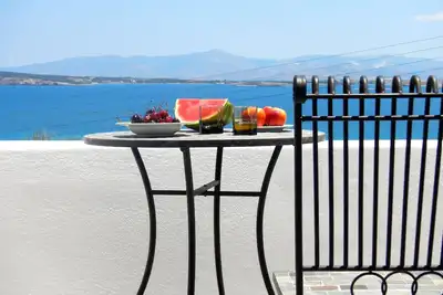 Image de Paros Naoussa '' Playera '' Bungalow au premier étage avec vue sur la mer