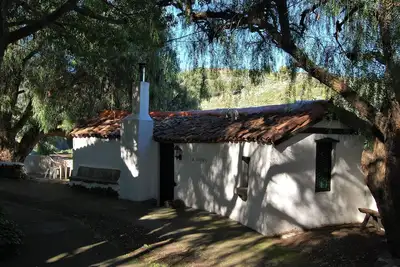 Cabane de randonnée dans un cadre verdoyant