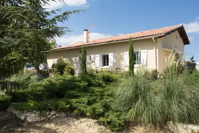 Image de Maison tout confort avec piscine couverte partagée - cadre calme et verdoyant-