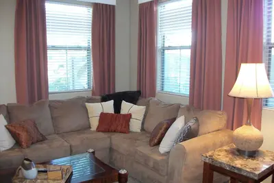 Image de Beau 3bd, 2. 5ba, grand patio à 2 étages, garage 1 voiture, piscine, spa, sentiers pédestres
