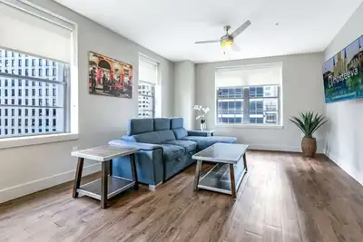 Image de Spacieux Condo 1bd moderne dans le bâtiment de Californie par Hosteeva