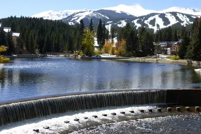 Image de Deluxe Main St Studio, côté rivière. Piscine et bains à remous. Garage gratuit!