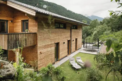 Image de Maison de vacances en bois au glacier de Stubai, garage, salle de pin en pierre