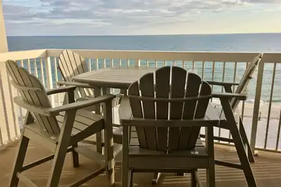 Image de Magnifique condo en bord de mer récemment rénové! ! !