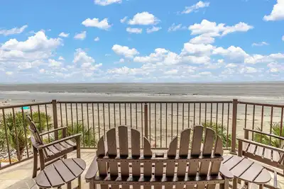 Image de Spectaculaire Ocean Front Large Family Home. Proche du roi et du prince.