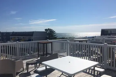Image de Maison de ville de style plage avec 4 chambres, une connexion Wi-Fi gratuite, une piscine extérieure et du sable pour les enfants, située à quelques pas de la plage, dans le centre-ville!