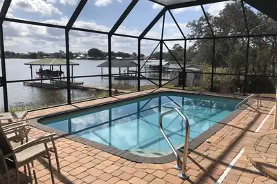 Bienvenue à Lakeside Escape, profitez de la piscine privée et du ponton Lakefront. Poisson et kayak
