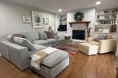 Image de «Stones Throw» Lakeside Home - Marcher jusqu'à Marina + Town