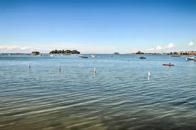 Image de Branford Home qui accepte les animaux de compagnie - 10 minutes à pied de la plage!