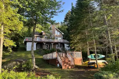 Image de Superbe chalet situé sur sur le bord de l’eau!