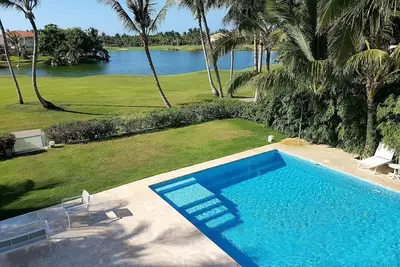 Image de Luxe, Villa unique, vue lac sur parcours de golf