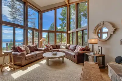 Image de Nouvelle Liste - Superbes vues sur le lac dans ce 4br avec bain à remous et plage privée