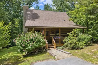 Image de 2br / 2ba Chili Bear Cozy Pigeon Forge Cabin dans les Smokies avec Wi-Fi et bain Ă remous