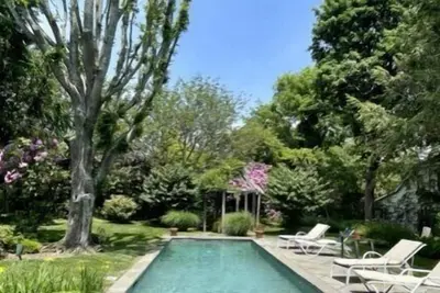 Image de Nouvelle inscription: Saltbox traditionnelle en c������dre ��� Southampton avec jardins luxuriants à l'anglaise, piscine chauffée