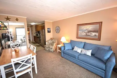 Image de Élégant et éclectique condo 1 chambre en bord de mer avec WiFi gratuit, chaînes Hbo, télévisions à écran plat et une vue spectaculaire sur l'océan situé dans le centre-ville calme et à quelques pas de la plage!