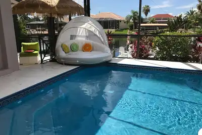 4 chambres (2 Master) 3 salles de bain, orientées plein sud, piscine d'eau salée quai bateau accès golf