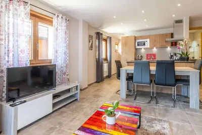 Image de Ruche: Joli appartement deux chambres entièrement rénové
