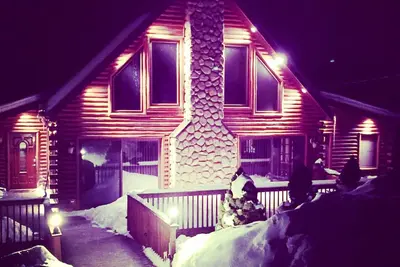 Image de Belle cabane en rondins dans la cachette (nouveau sur le marché)