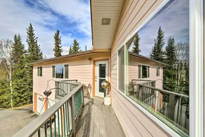 Image de Hillside Anchorage Home par des sentiers de randonnée et de vélo!