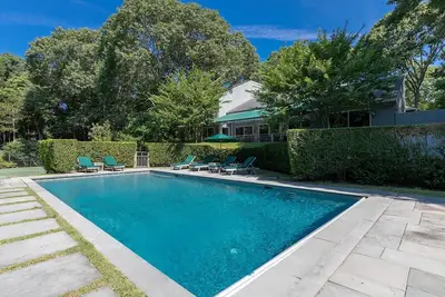 Image de Tranquillité à Southampton avec piscine chauffée, court de tennis privé, arbres matures et am��nagement paysager luxuriant