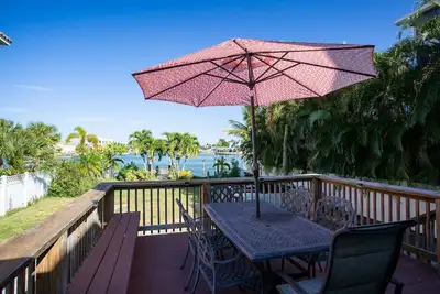 Image de Configuration pour des vacances en famille! Maison privée sur la baie. Quai pour bateaux. Grande cour. Plage de l'autre côté de la rue.
