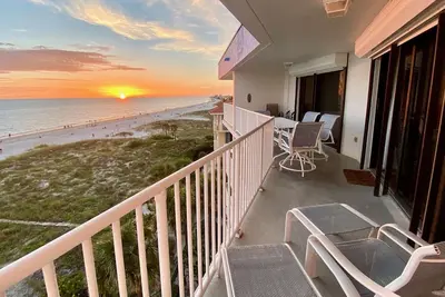 Image de Vues imprenables et un intérieur pour correspondre. Très bien situé sur la plage et à proximité du village de Johns Pass