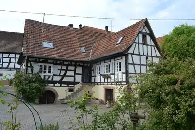 Image de Maison à colombages idyllique avec un grand jardin et aire de jeux et verger