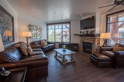 Image de Un chef d'oeuvre de luxe! 3 chambres 3 Bath Village Condo End Unit