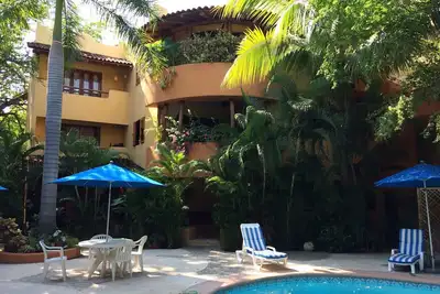 Image de Luxueux condo côté piscine, rez-de-chaussée. Près de la plage et du centre-ville