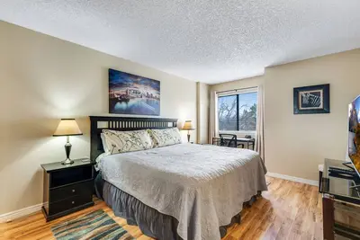 Image de Propre, calme magnifique condo! Situé au centre de Dtc