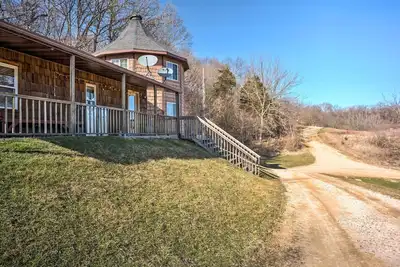 Image de Nouveau! Spragueville Cabin w / 200 acres, sentiers, étangs
