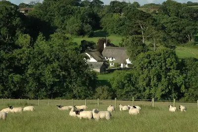 Image de 16ème siècle Chaumière dans un acre de jardins