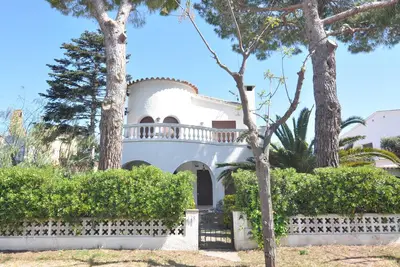 Image de Maison confortable à Empuriabrava, Costa Brava! 4 Chambres, Près de la Plage, Jardin, Barbecue. Reserve maintenant!