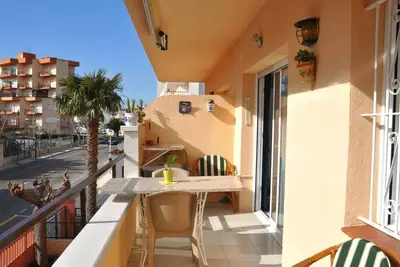 Image de Location de vacances à Roses, Costa Brava : Appartement cosy à 300m de la plage de Santa Margarita, idéal pour les familles.