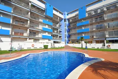 Image de Location de vacances à Roses, Costa Brava : appartement de 2 chambres avec terrasse et piscine commune, à 2 km de la plage de Santa Margarita.