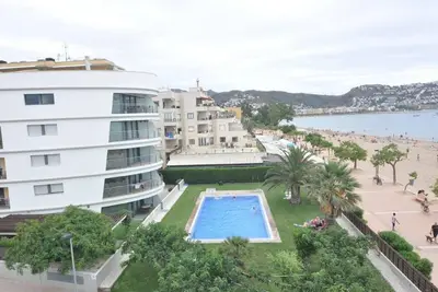 Image de Appartement à côté de la plage à Roses, Costa Brava! 2 chambres, vue sur la mer, piscine, connexion Wi-Fi gratuite. Reserve maintenant!