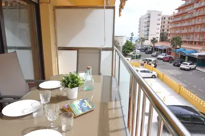 Image de Location de vacances à Roses, Costa Brava : Appartement confortable à 50 mètres de la plage, capacité pour 6 personnes, avec terrasse.