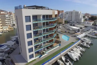 Image de Appartement à Roses, Costa Brava! Idéal pour 5 personnes, Vue sur le Port, Piscine, WiFi. Réservez maintenant!