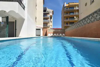 Image de Location temporaire - Appartement à Roses, Costa Brava, à 400m de la plage! 6 couchages, terrasse, piscine communautaire. Réservez dès maintenant vos vacances à la mer!